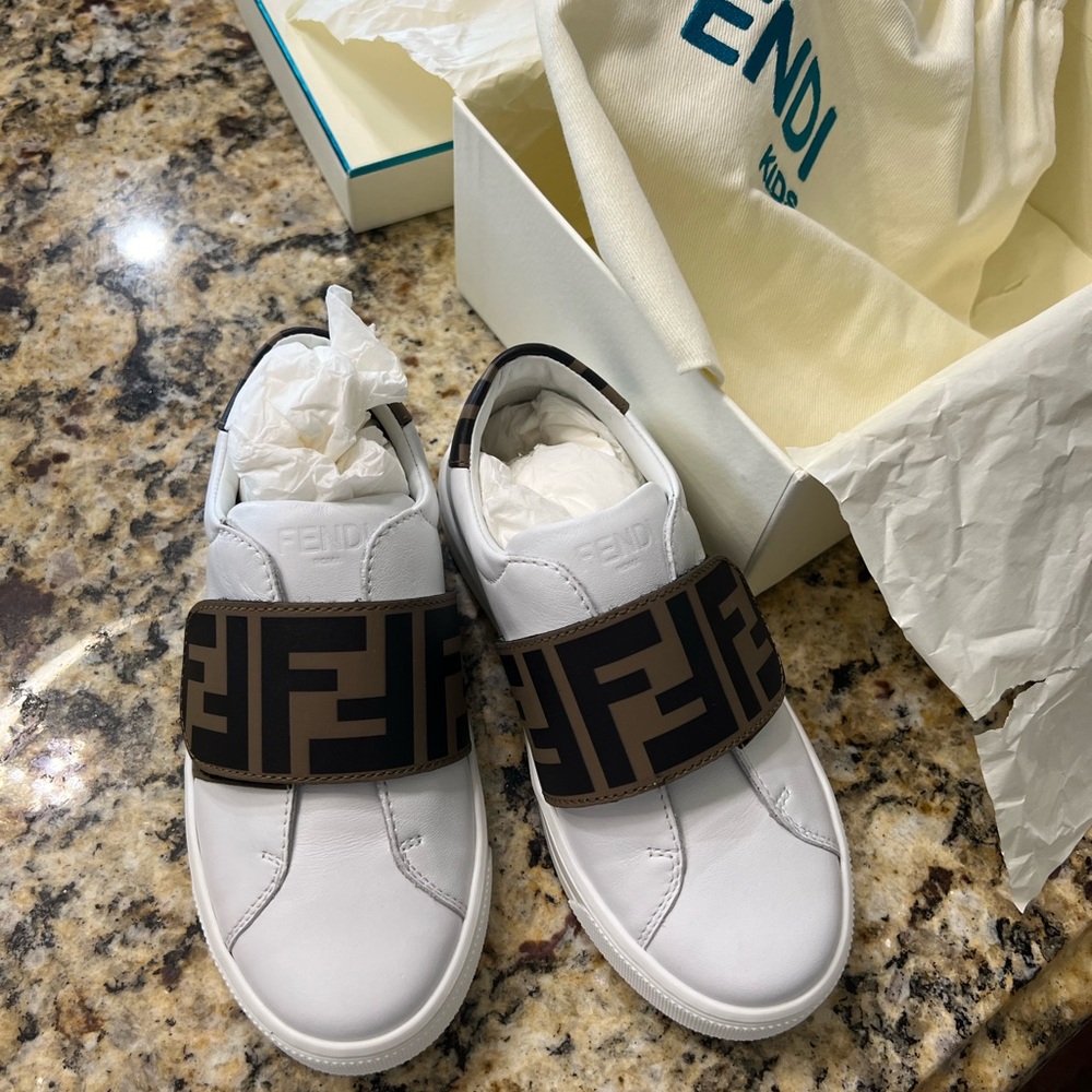Toddler girl/boy  Fendi sneakers size 10 toddler brand new dont fit my daughter